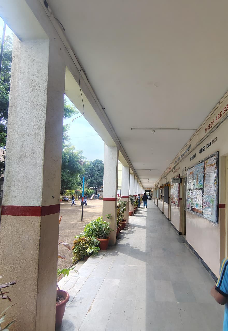 SCHOOL CORRIDOOR